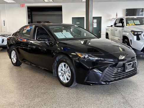 Used 2025 Toyota Camry XLE AWD/4WD image 6