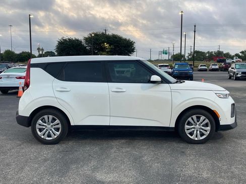 Used 2021 Kia Soul LX FWD image 4