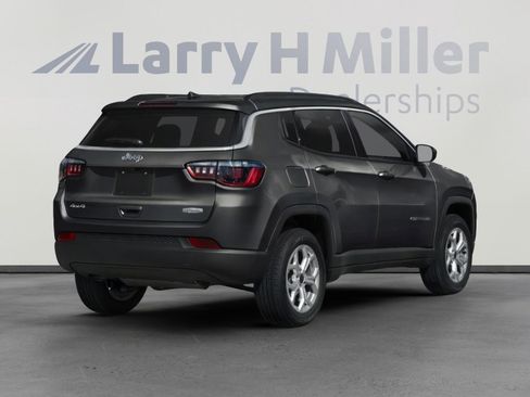 Used 2025 Jeep Compass Latitude AWD/4WD image 2