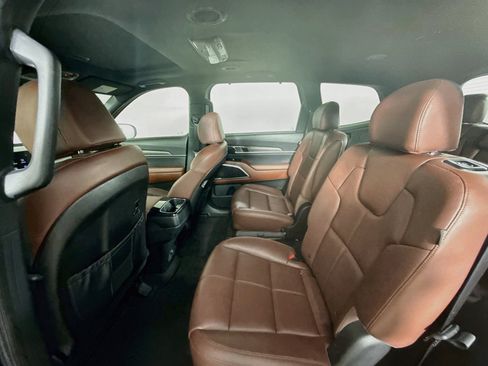 Used 2024 Kia Telluride EX w/ EX Captain's Chair Package FWD image 30