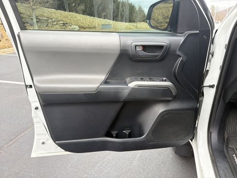 Used 2016 Toyota Tacoma SR5 w/ Towing Package image 9