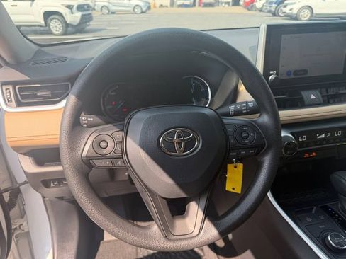 Used 2025 Toyota RAV4 LE AWD/4WD image 8