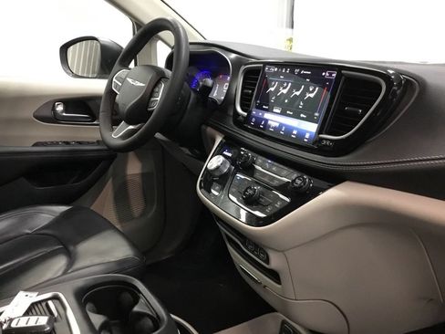 Used 2023 Chrysler Pacifica Touring-L AWD/4WD image 23