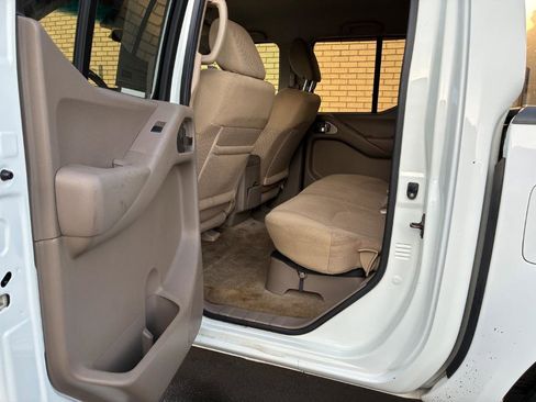 Used 2015 Nissan Frontier SV image 26