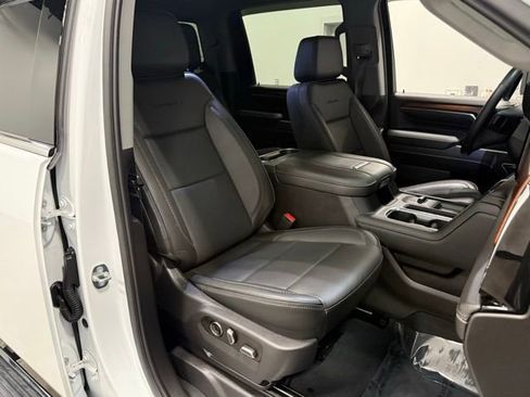 Used 2024 GMC Sierra 3500 Denali w/ Denali Reserve Package image 39