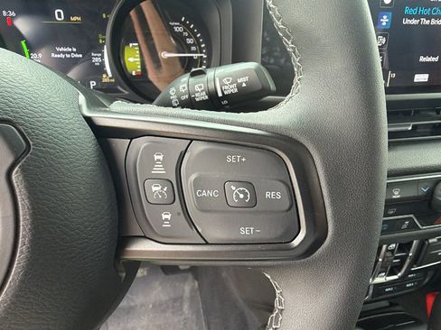 Used 2025 Jeep Wrangler Willys image 28