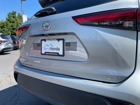 Used 2021 Toyota Highlander LE FWD image 14