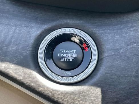 Used 2025 Jeep Grand Cherokee Limited w/ Luxury Tech Group II image 36