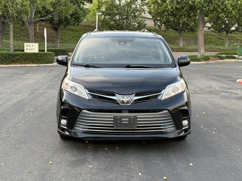 Used 2020 Toyota Sienna XLE w/ XLE Navigation Package FWD image 9