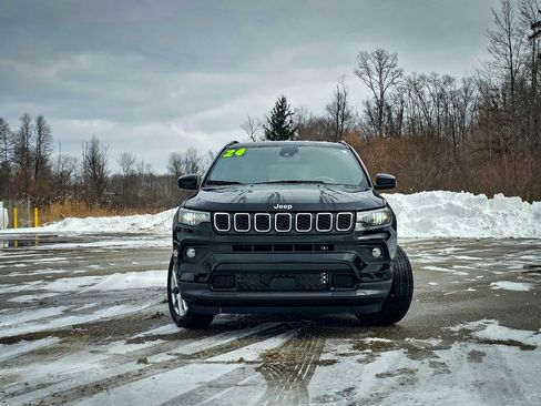 Used 2024 Jeep Compass Latitude AWD/4WD image 8