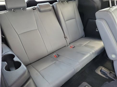 Used 2022 Toyota Highlander XLE image 26