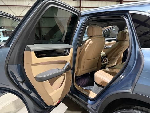 Used 2019 Porsche Cayenne AWD/4WD image 16