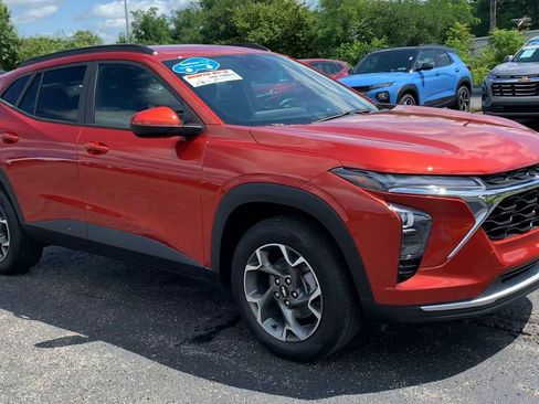 Certified 2024 Chevrolet Trax LT w/ LT Convenience Package FWD image 2