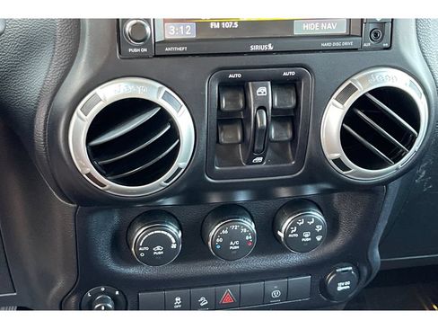 Used 2017 Jeep Wrangler Unlimited Sahara w/ Connectivity Group AWD/4WD image 25