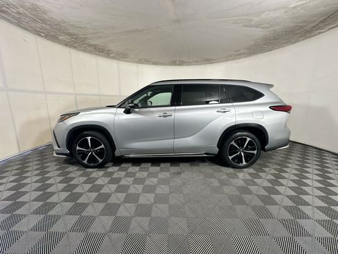 Used 2021 Toyota Highlander XSE FWD image 6