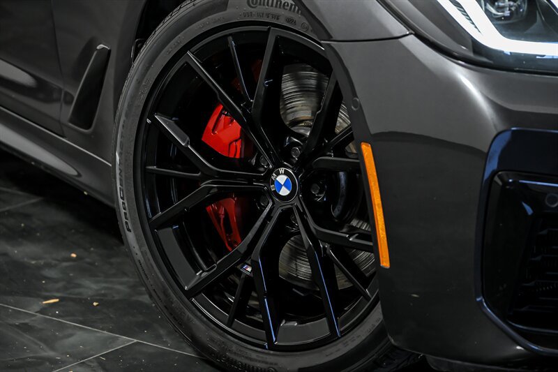Used 2023 BMW M550i xDrive w/ Executive Package AWD/4WD image 3