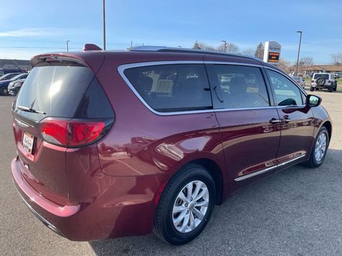 Used 2019 Chrysler Pacifica Touring-L image 5