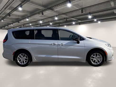 Used 2024 Chrysler Pacifica Touring-L image 17