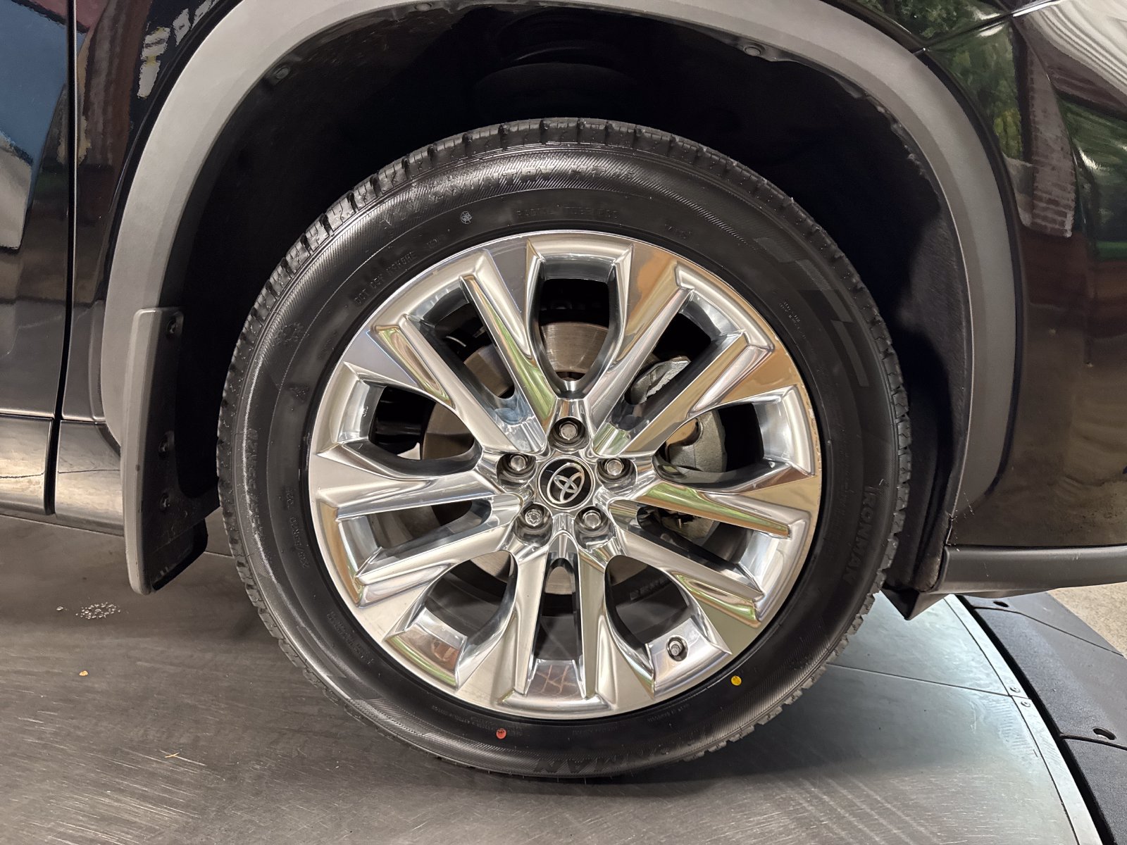 Used 2022 Toyota Highlander Limited AWD/4WD image 2