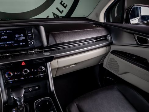 Used 2023 Kia Carnival LX FWD image 8