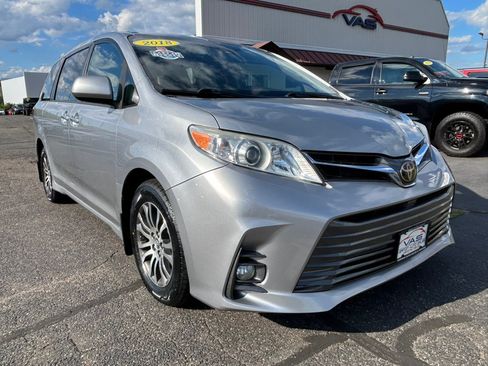 Used 2018 Toyota Sienna XLE w/ XLE Navigation Package FWD image 3