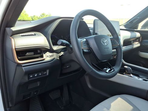 Used 2025 Toyota Grand Highlander AWD Hybrid image 14