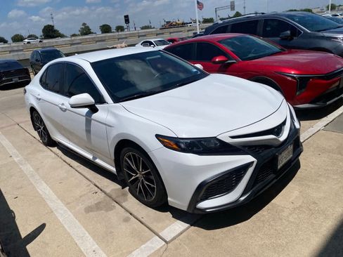 Used 2022 Toyota Camry SE FWD image 3