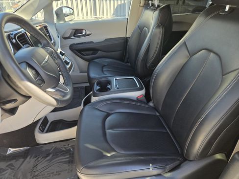 Certified 2023 Chrysler Pacifica Touring-L image 22