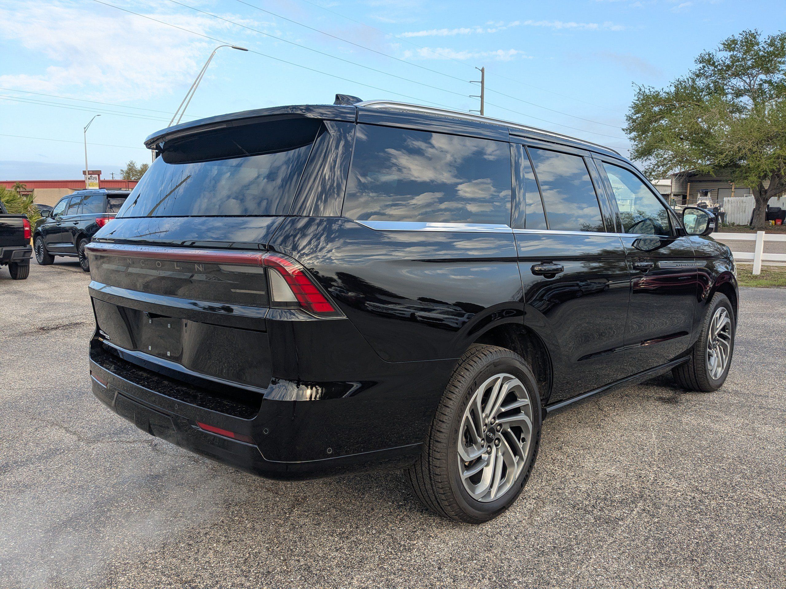 Used 2025 Lincoln Navigator Reserve AWD/4WD image 4