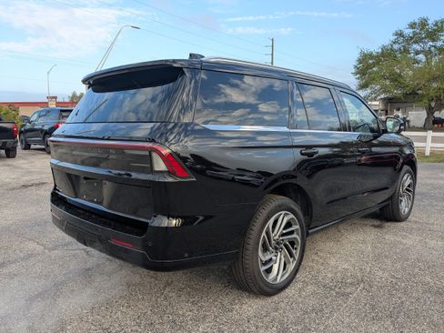 Used 2025 Lincoln Navigator Reserve AWD/4WD image 4