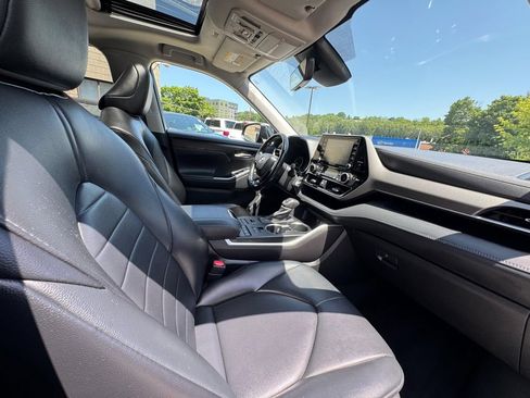 Used 2021 Toyota Highlander XLE AWD/4WD image 17