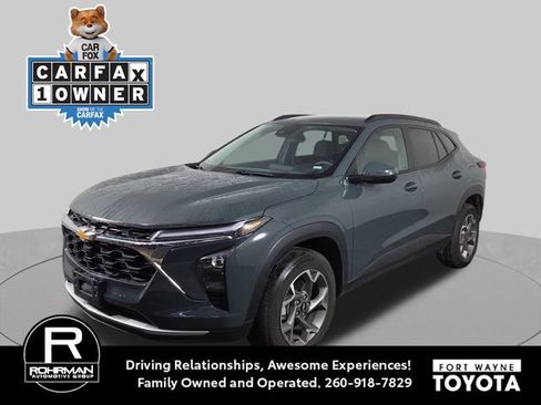 Used 2025 Chevrolet Trax LT FWD image 1