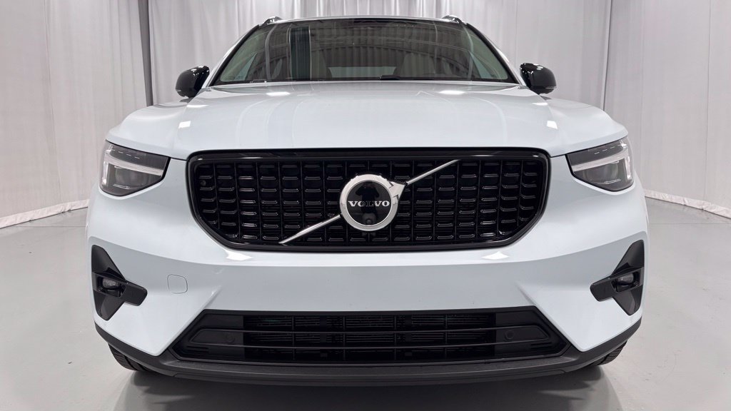 Certified 2026 Volvo XC40 B5 Plus AWD/4WD image 3