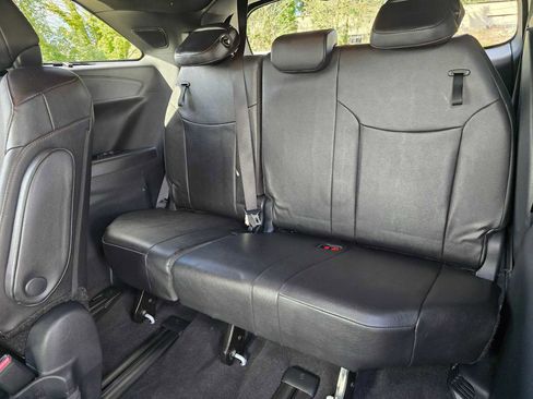 Used 2025 Toyota Sienna Platinum AWD/4WD image 17