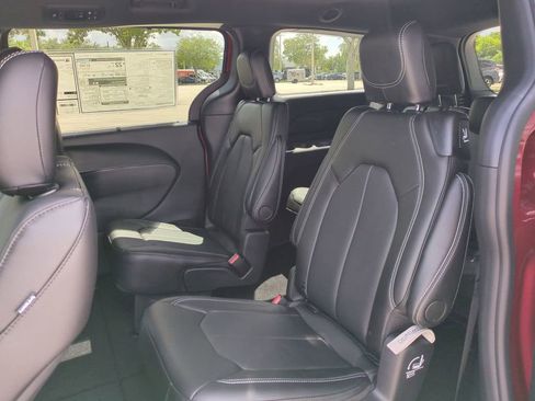 New 2025 Chrysler Pacifica Select image 15