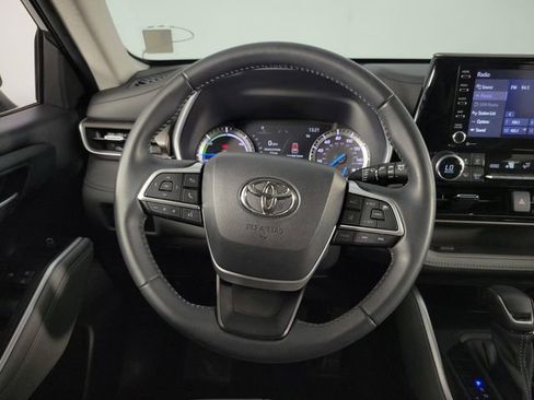 Used 2022 Toyota Highlander XLE AWD/4WD image 22