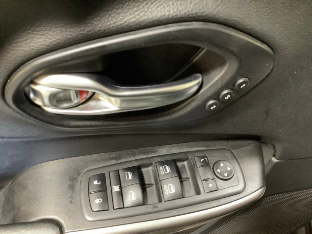 Used 2019 Jeep Cherokee Limited AWD/4WD image 19