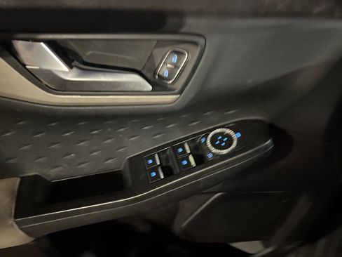 Used 2020 Ford Escape SE image 9