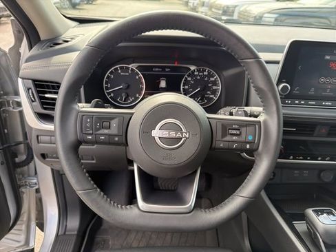 Used 2024 Nissan Rogue SV w/ SV Premium Package image 14