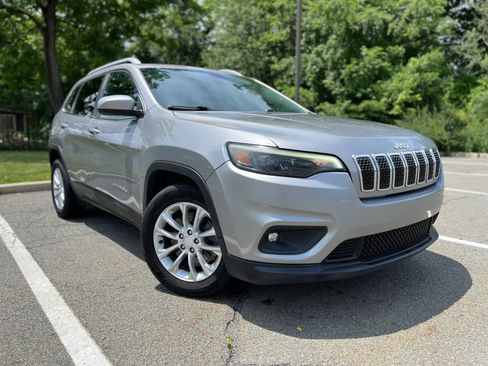 Used 2019 Jeep Cherokee Latitude w/ Popular Appearance Group FWD image 1