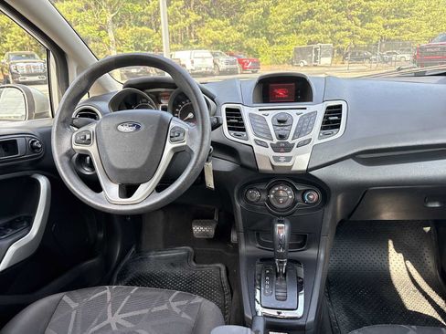 Used 2013 Ford Fiesta SE FWD image 3