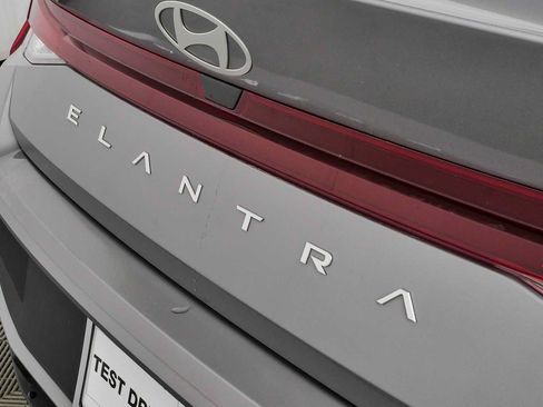 Used 2025 Hyundai Elantra SE FWD image 33