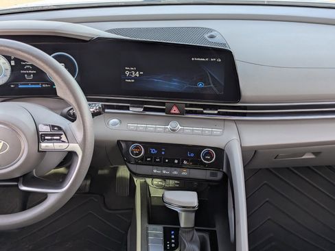 Used 2024 Hyundai Elantra SEL image 17