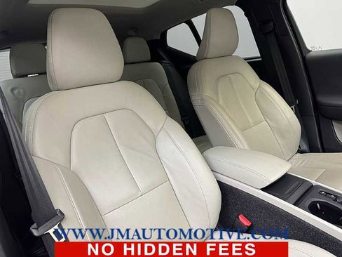 Used 2022 Volvo XC40 T5 Momentum w/ Climate Package image 21