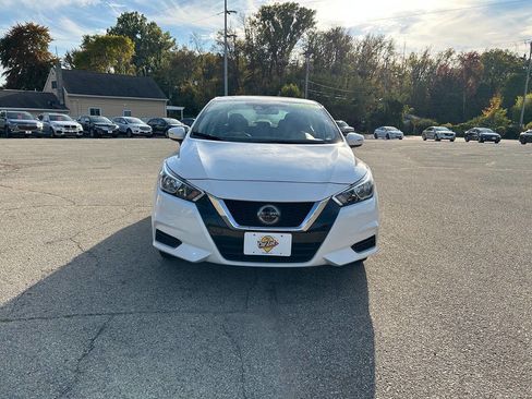 Used 2021 Nissan Versa SV image 3