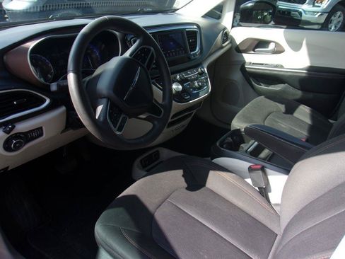 Used 2018 Chrysler Pacifica Touring Plus w/ Tire & Wheel Group FWD image 7