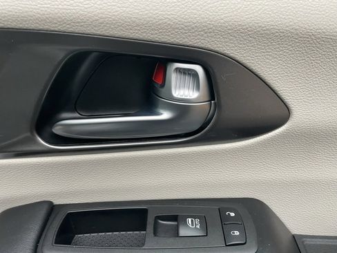 Used 2024 Chrysler Pacifica Touring-L image 14