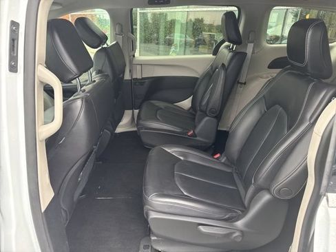 Used 2023 Chrysler Pacifica Touring-L FWD image 17