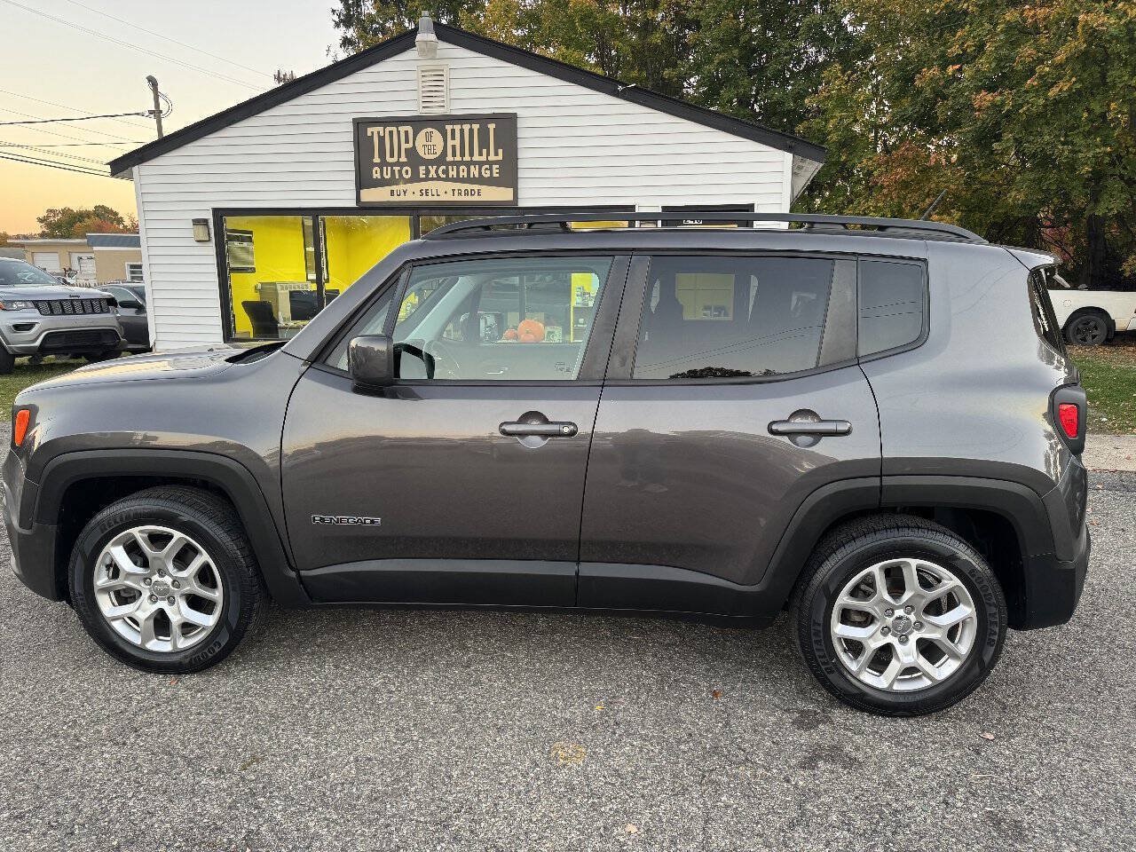 Used 2018 Jeep Renegade Latitude FWD image 10