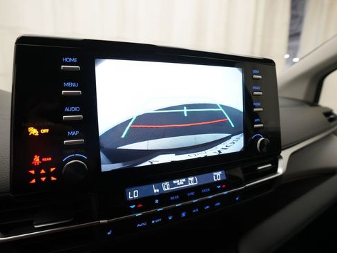 Used 2023 Toyota Sienna XLE FWD image 21